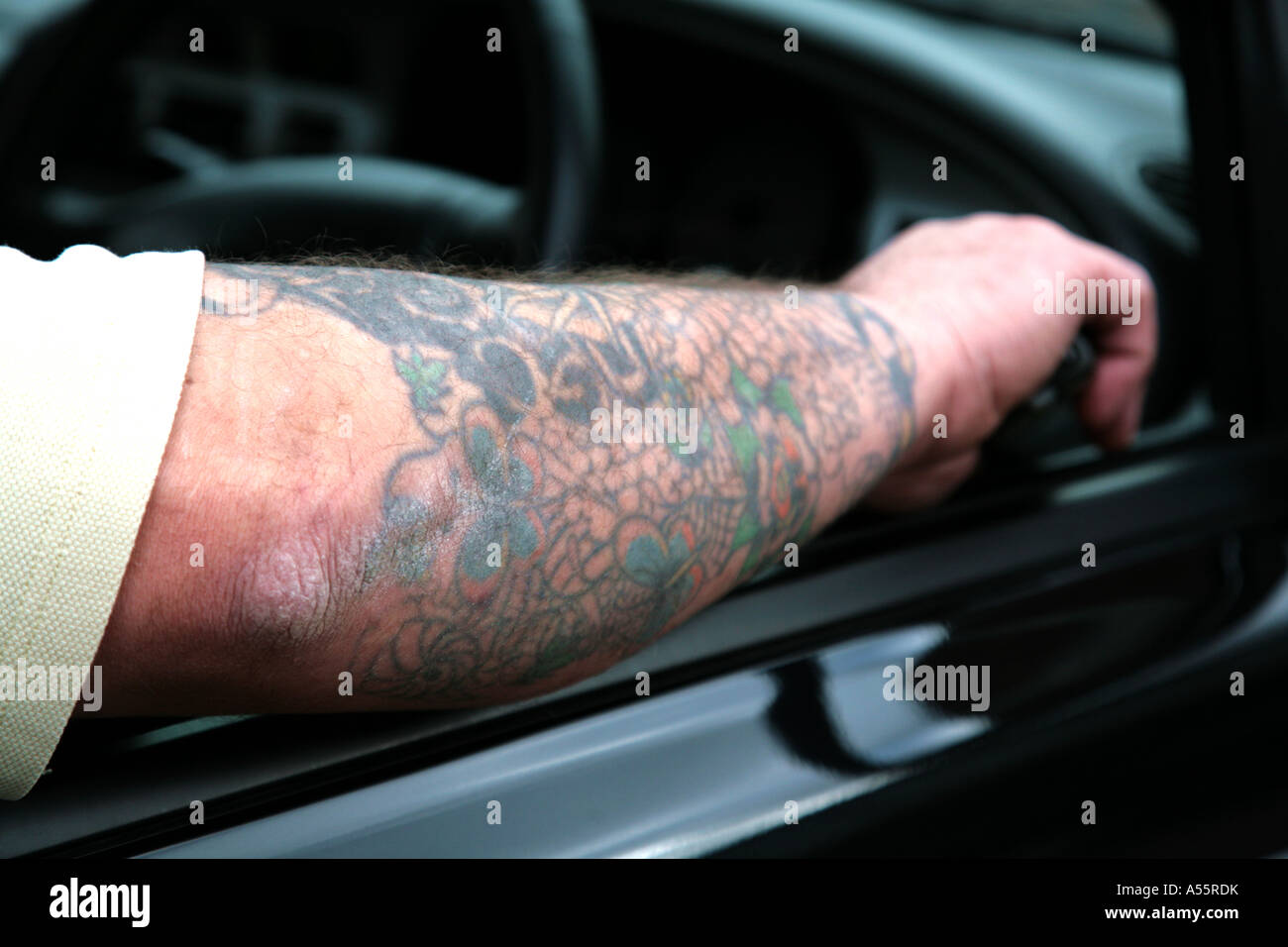 Burly uomo con tatuaggio nel pick-up Foto Stock