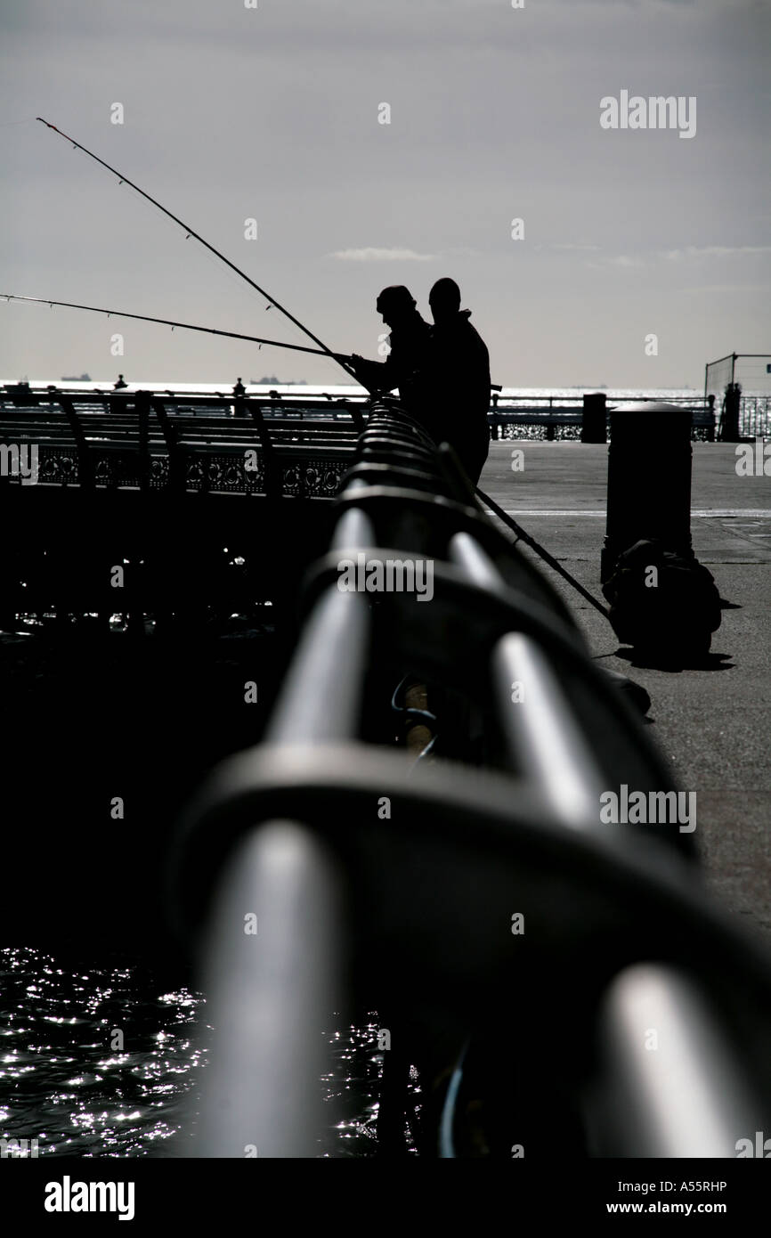 I pescatori a Southsea pier Foto Stock