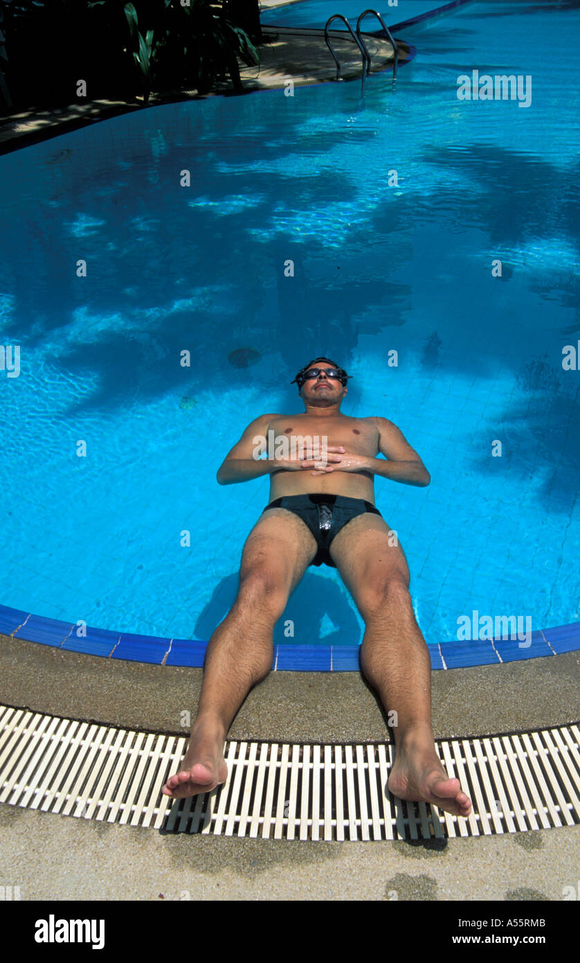 L'uomo rilassante nella piscina di acqua Foto Stock