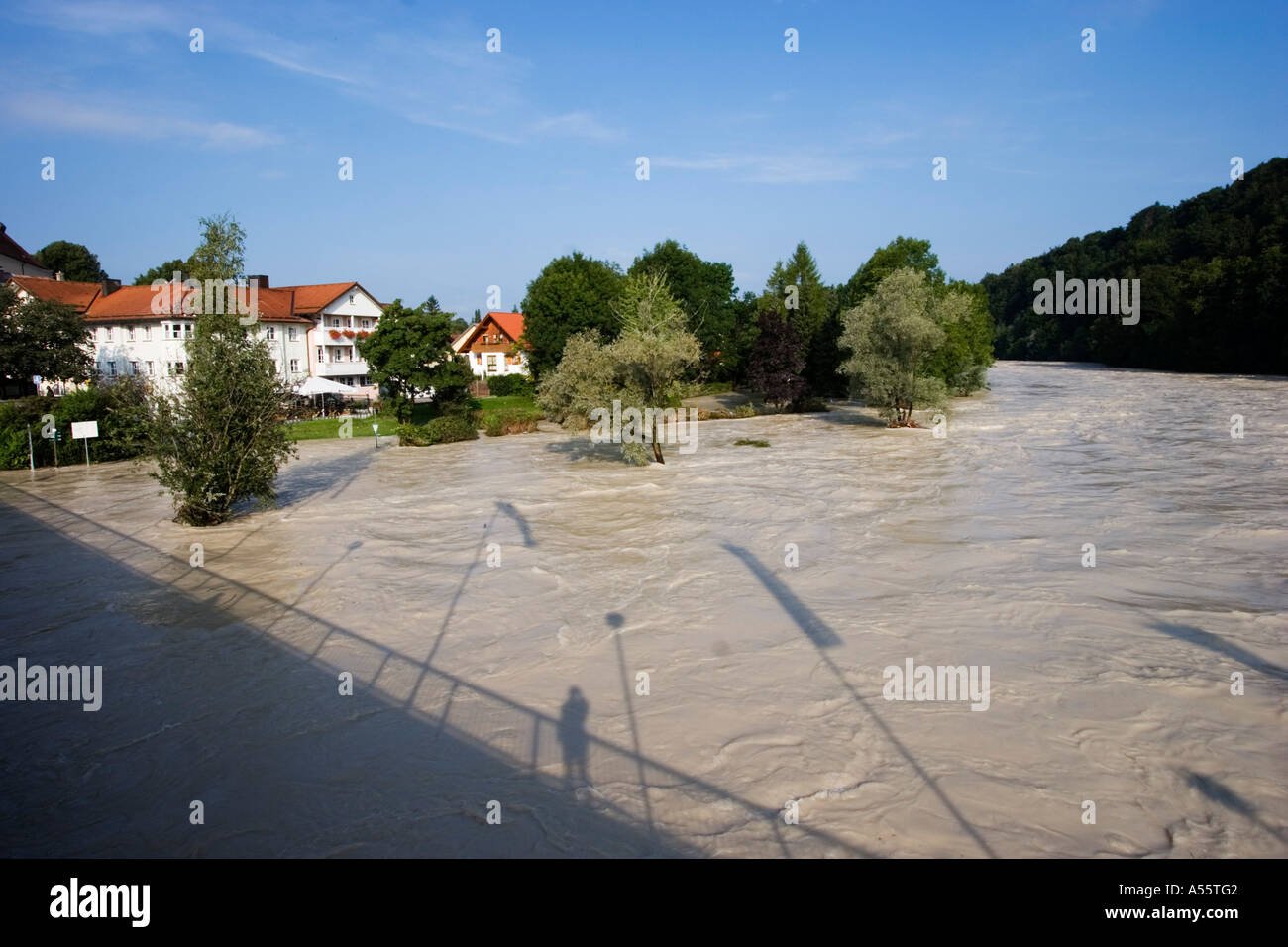 Le acque di esondazione del fiume Isar Bad Tölz Baviera Germania Foto Stock