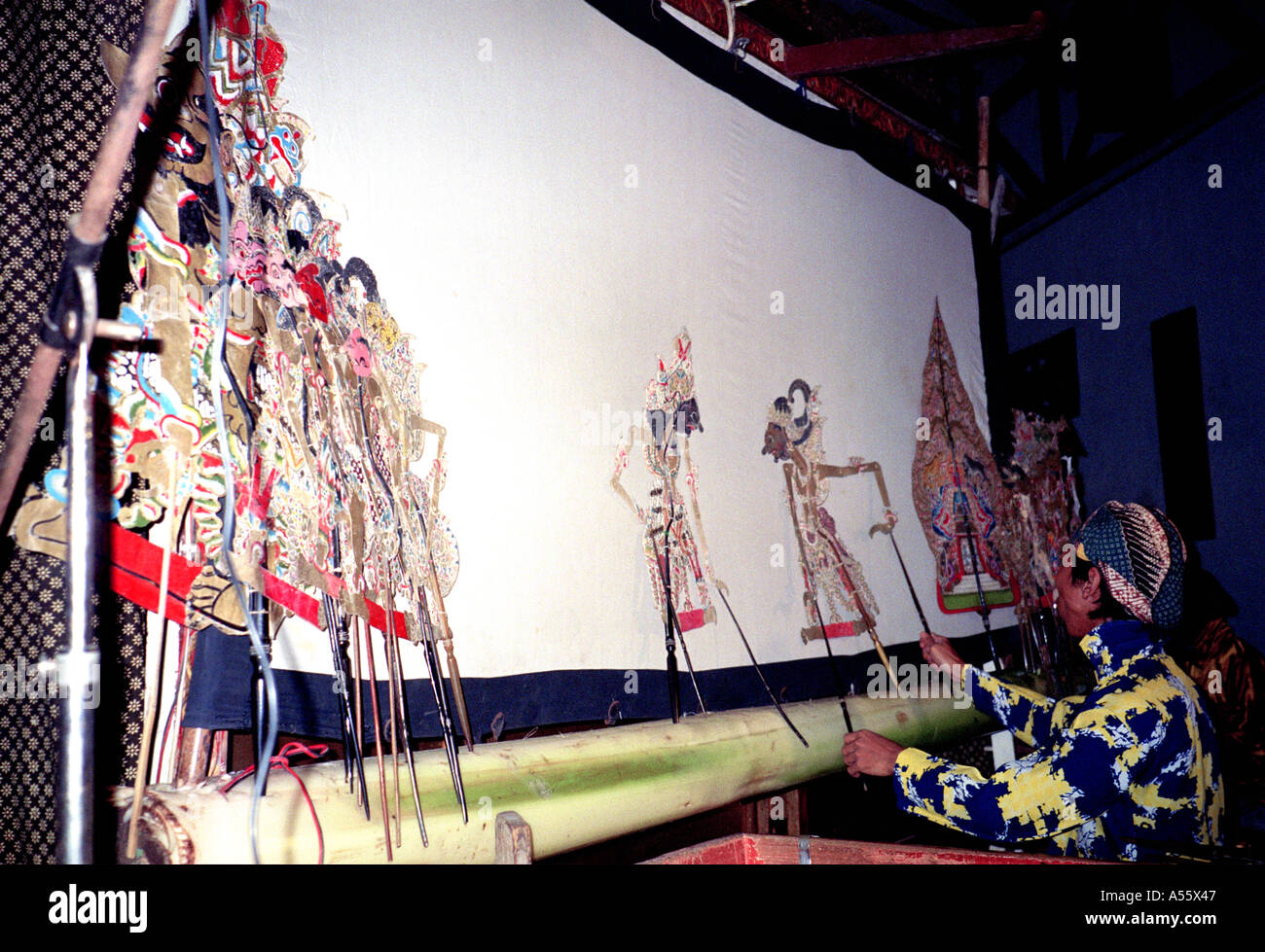 Shaddow puppet master in Yogyakarta Indonesia Foto Stock