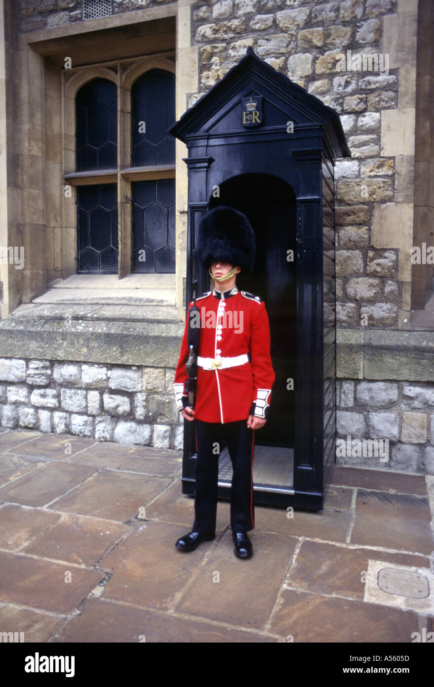 Guardsman di Sentinella Torre di Londra Inghilterra Regno Unito Europa Foto Stock