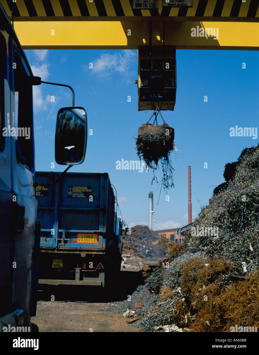 Elettromagnete in uso in un metallo di scarto cantiere; Shepherd's Yard, Byker, Newcastle upon Tyne, Tyne and Wear, Inghilterra, Regno Unito. Foto Stock