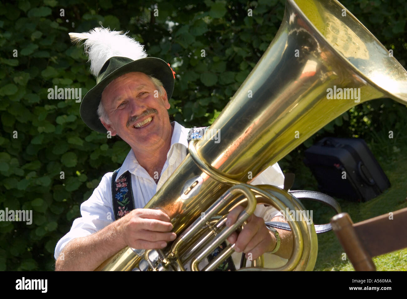 Bavarian tubista in costume tipico Iffeldorf Alta Baviera Germania Sig. Foto Stock