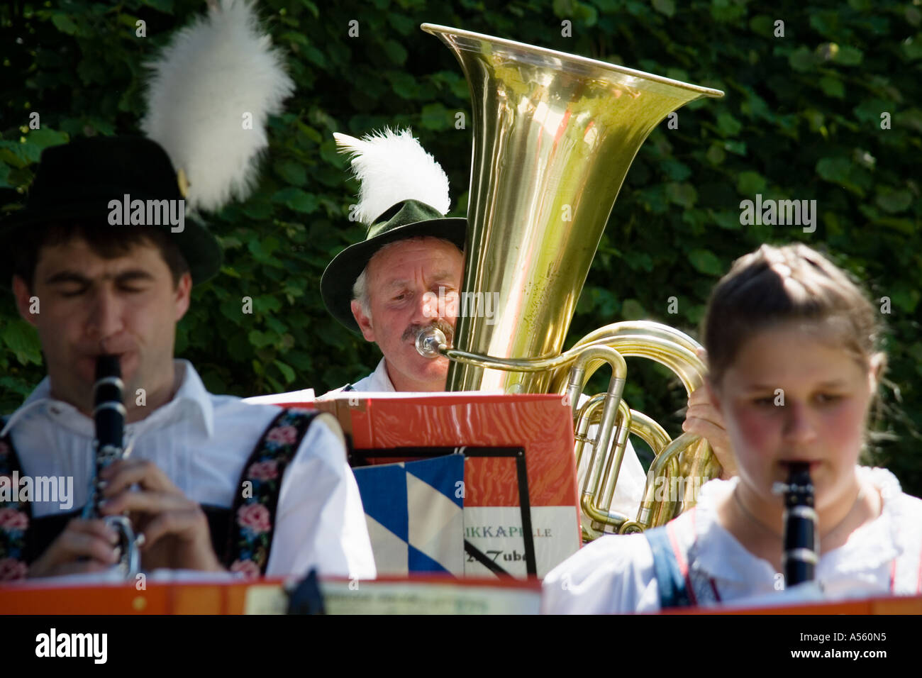Bavarian brass band tubista in costume tipico Iffeldorf Alta Baviera Germania Foto Stock