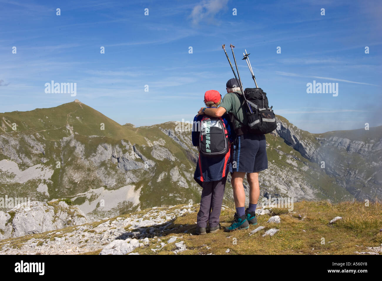 Bergwanderer Paar Rofan Österreich escursionisti giovane Alpi Austria Foto Stock