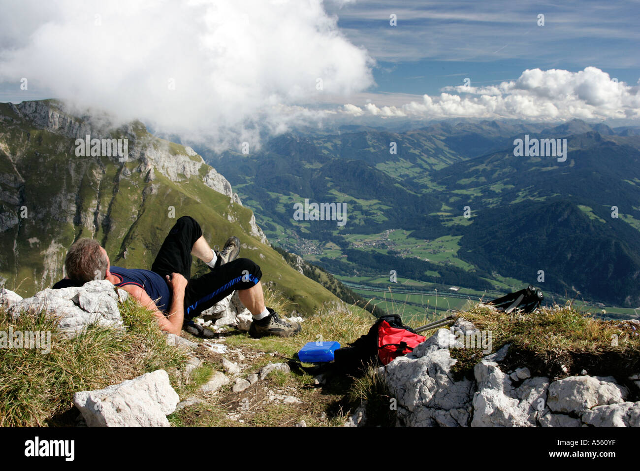 Vista da Haidachsteilwand escursionista in appoggio sulla cima delle montagne Rofan sulle Alpi dello Zillertal Austria Foto Stock