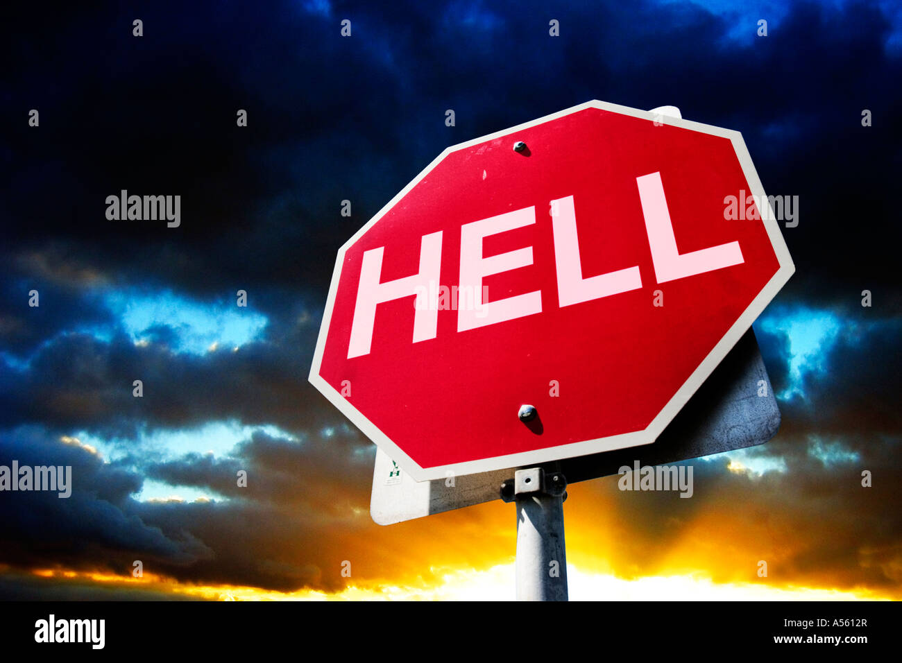 Immagine concettuale di uno stop che mostra la parola "male" sullo sfondo drammatico di un cielo tempestoso e minaccioso. Foto Stock