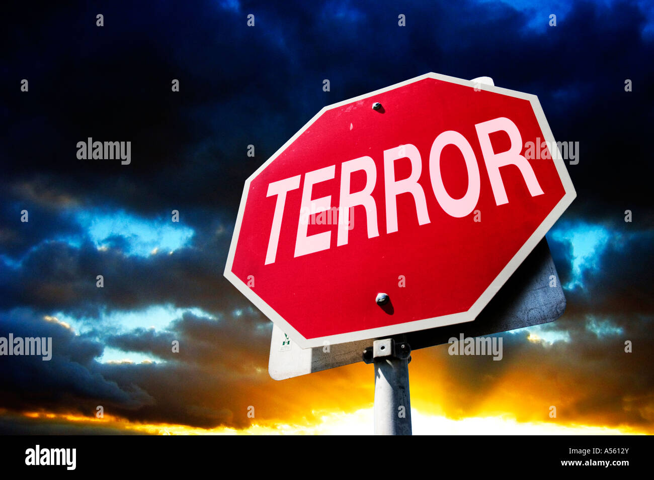 Immagine concettuale di uno stop che mostra la parola "male" sullo sfondo drammatico di un cielo tempestoso e minaccioso. Foto Stock