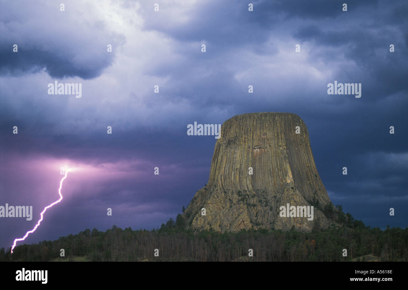Wyoming Devils Tower National Monument avvicinando temporale fulmine Foto Stock