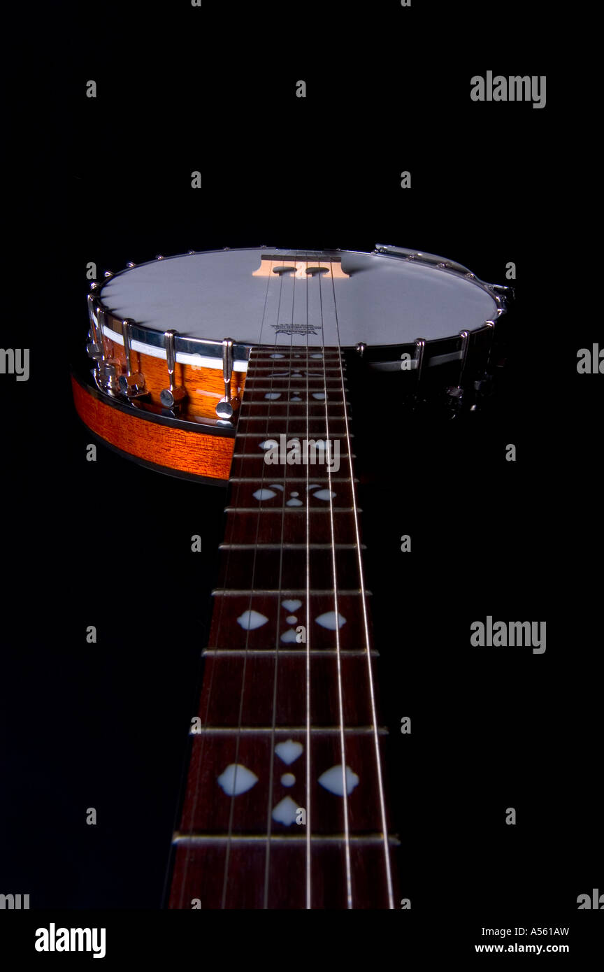 Ampio angolo di visione di six string banjo su sfondo nero Foto Stock