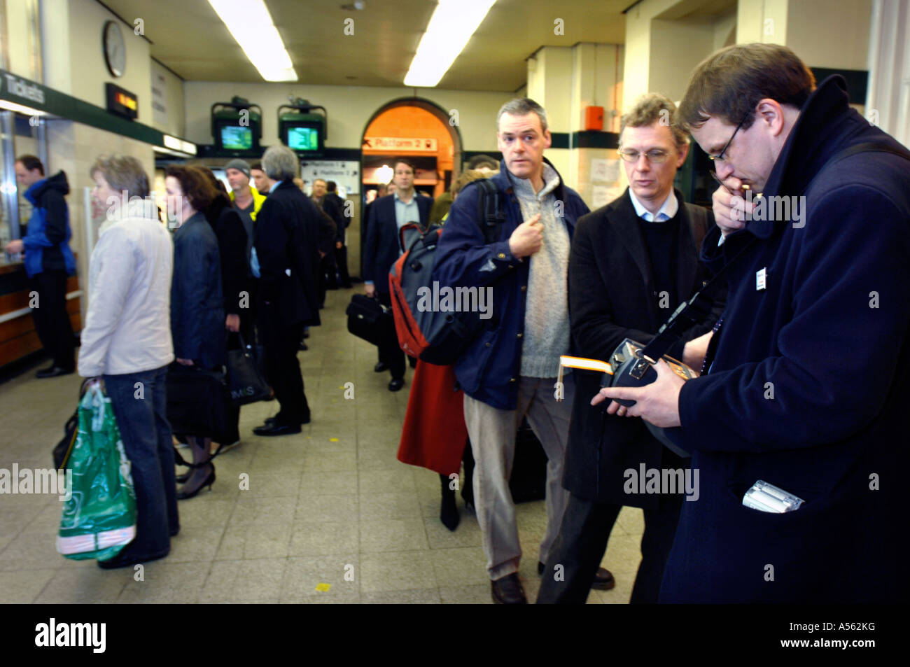 Pendolari a Bath Spa stazione CODA PER I BIGLIETTI DOPO UN PROBLEMA CON LE MACCHINE AUTOMATICHE Foto Stock