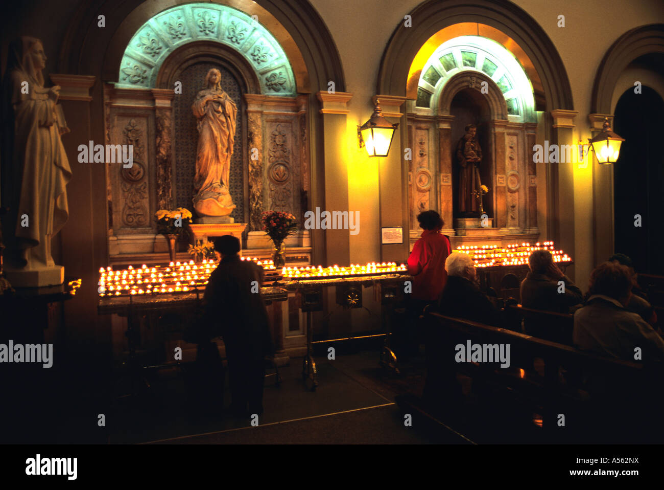 Candela di illuminazione in un Clarendon Street Chiesa Dublin Foto Stock