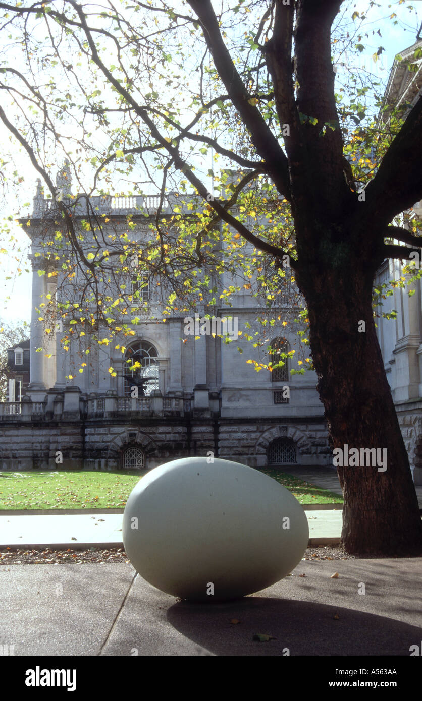 Oeuvre Duck egg scultura di Gavin Turk al di fuori della galleria d'arte Tate Britain Millbank Londra Inghilterra REGNO UNITO Foto Stock