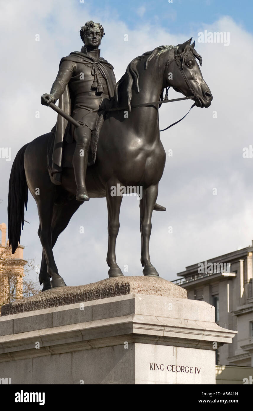 In Inghilterra. Londra. Il re George IV statua in Trafalgar Square Foto Stock