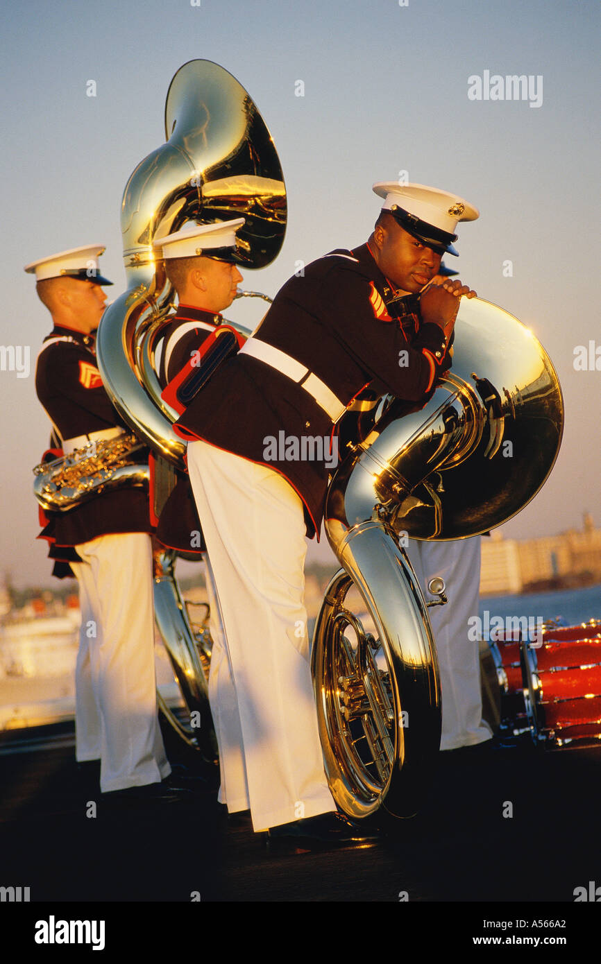 Marines con tube preparando a marzo Foto Stock
