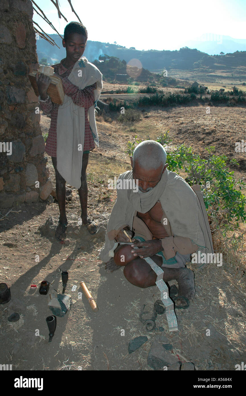 Painet iy7920 Etiopia 64yearold meregeta zewde tadesi scribe addestrato gondar scrivere libro di preghiera villaggio bilbala lalibela Foto Stock