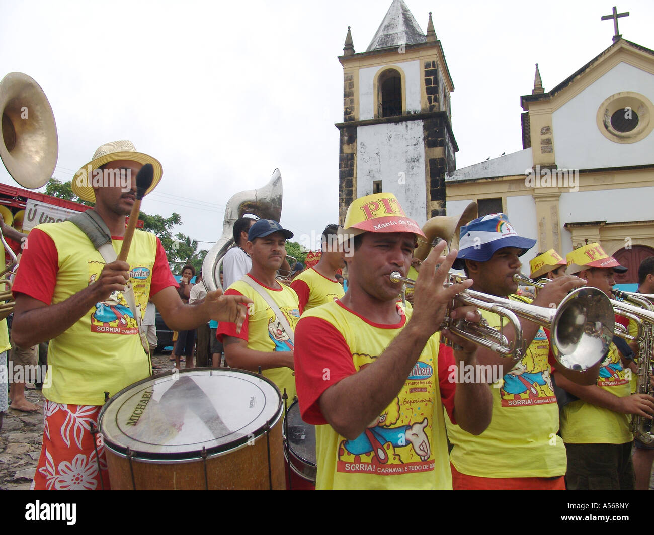 Painet iy7979 Brasile il carnevale di Olinda band corna musicisti di ottone pernambuco 2005 paese nazione in via di sviluppo meno economicamente Foto Stock