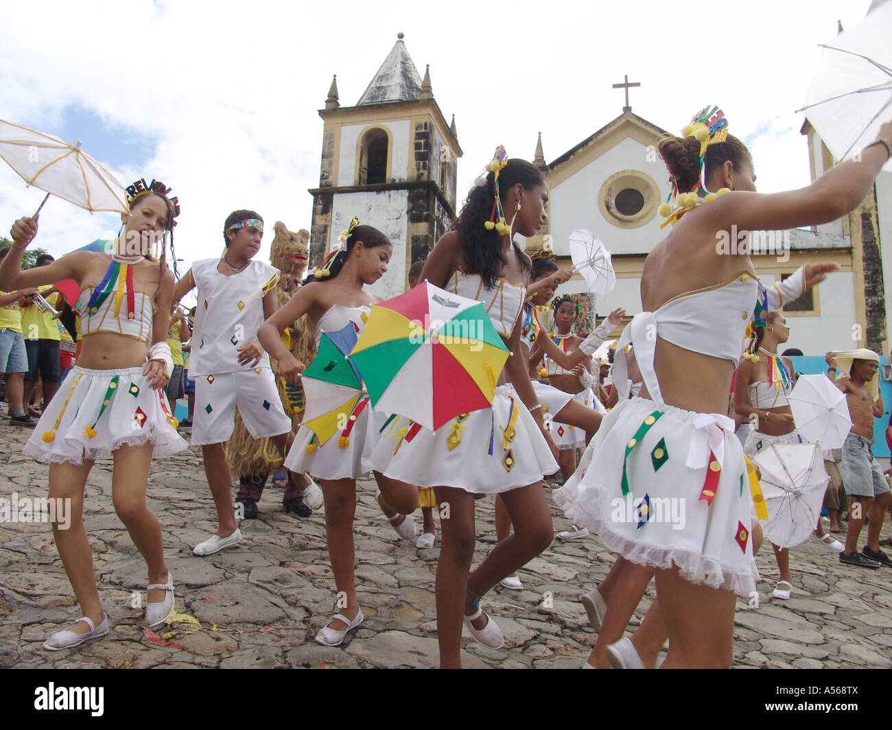 Painet iy7989 Brasile il carnevale di Olinda femmine donne ragazzi ragazze ballerini gonne corte pernambuco 2005 paese in via di sviluppo Foto Stock