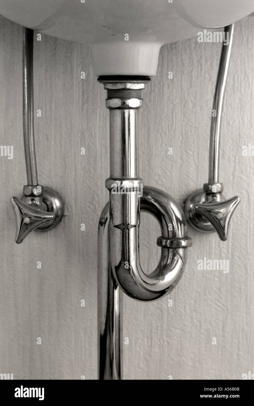 Tubi e rubinetti del lavandino in bagno Foto Stock