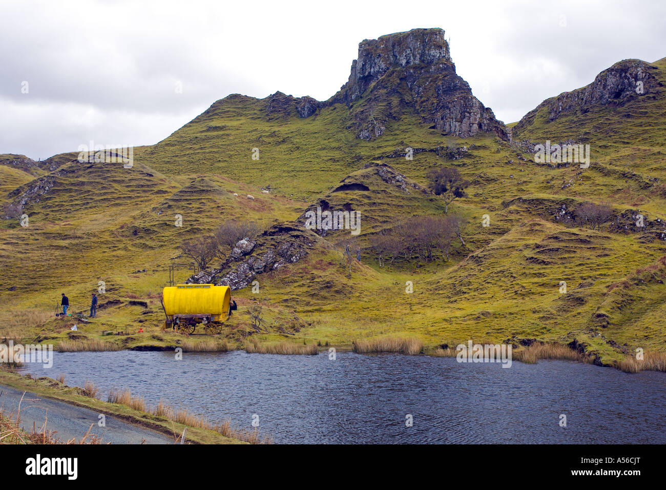 Horse caravan i viaggiatori da un piccolo loch sull'Isola di Skye, Highlands della Scozia UK Foto Stock