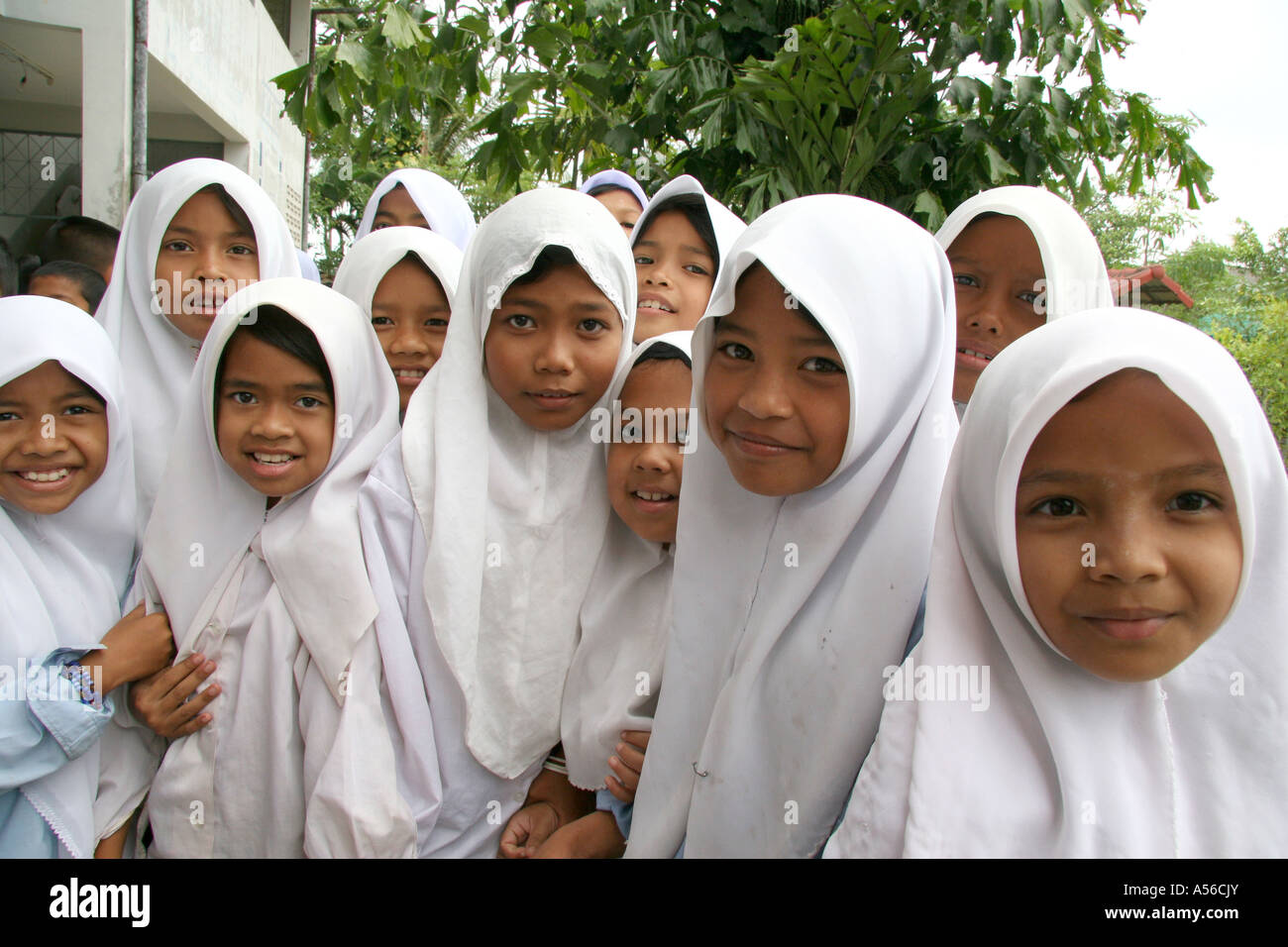 Painet iy8380 thailandia ragazze kids bambini in bianche vesti scuola musulmana pattani photo 2005 paese nazione in via di sviluppo meno Foto Stock