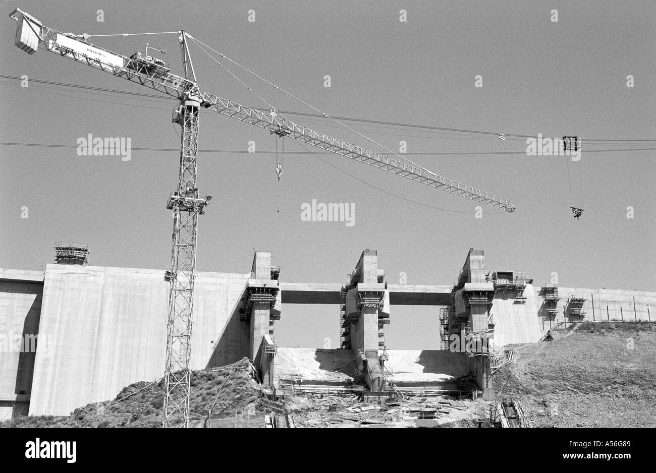 La diga di Alqueva progetto nella foto 2000 fu terminata nel 2002 ed è 96 metri alto il lago artificiale è di circa 250 m2 Foto Stock