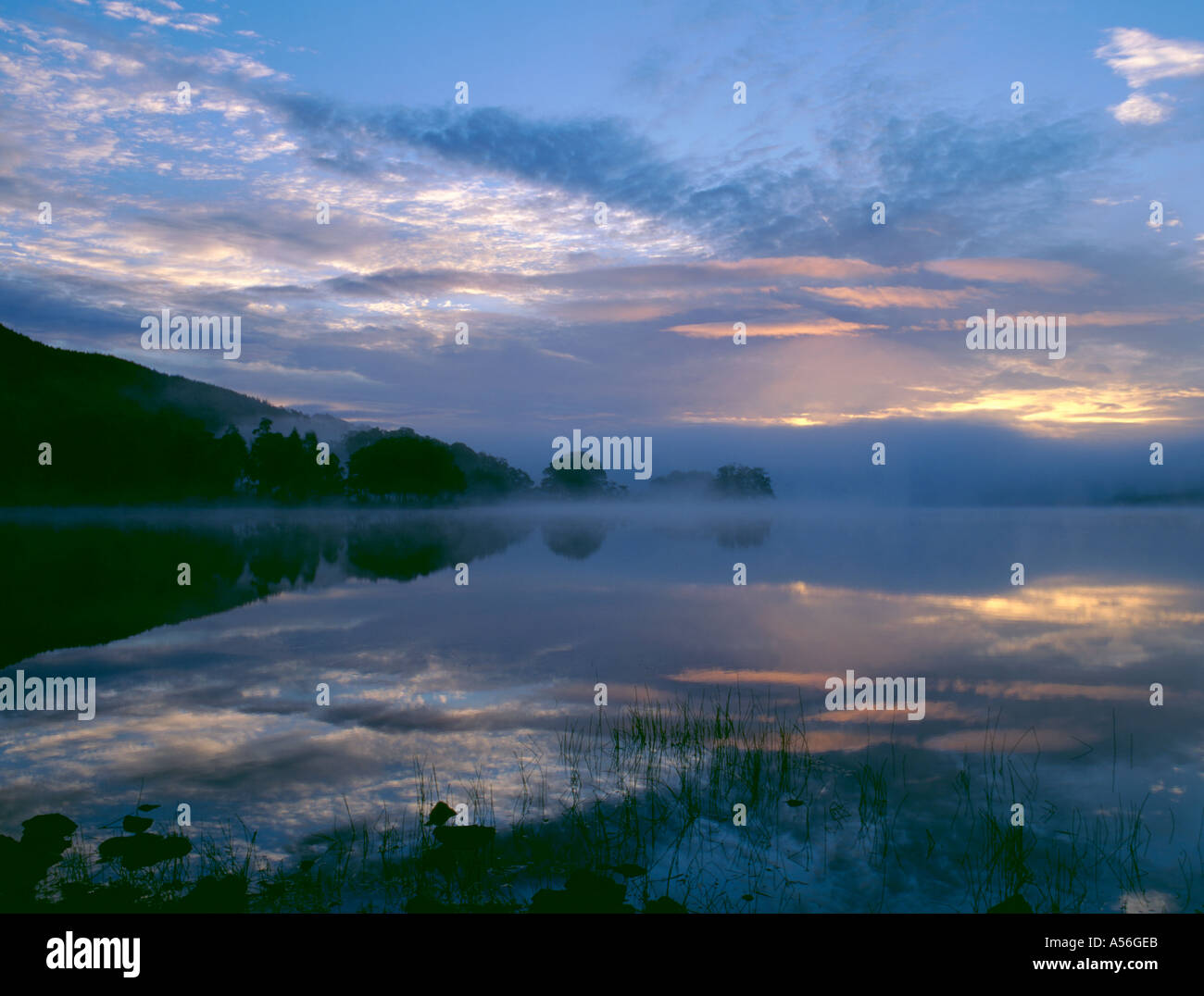 Alba sul Loch Achray, Queen Elizabeth Forest Park, il Trossachs, Regione centrale,la Scozia, Regno Unito. Foto Stock