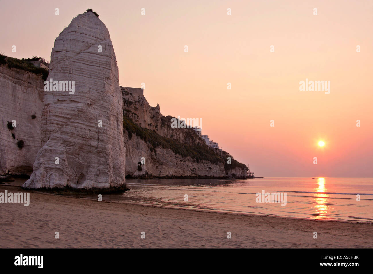 Gargano Italien chalk cliffs di Vieste e scoglio Pizzomunno Vieste Gargano Italia Foto Stock