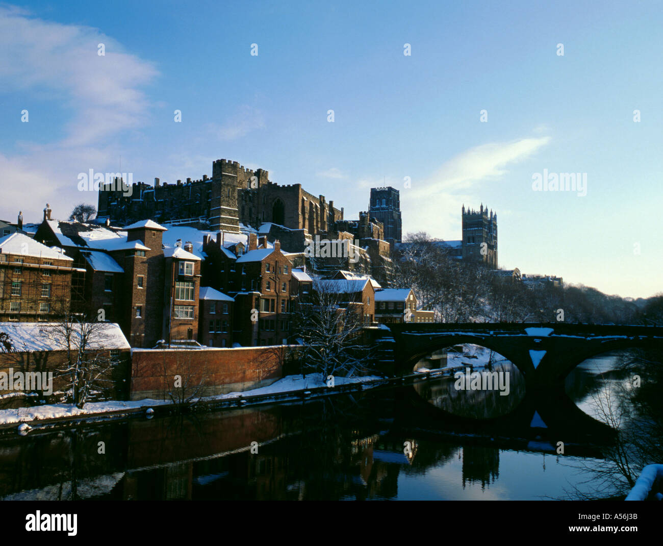 Cattedrale e Castello visto su fiume indossare in inverno, Durham City, Durham, Inghilterra, Regno Unito. Foto Stock