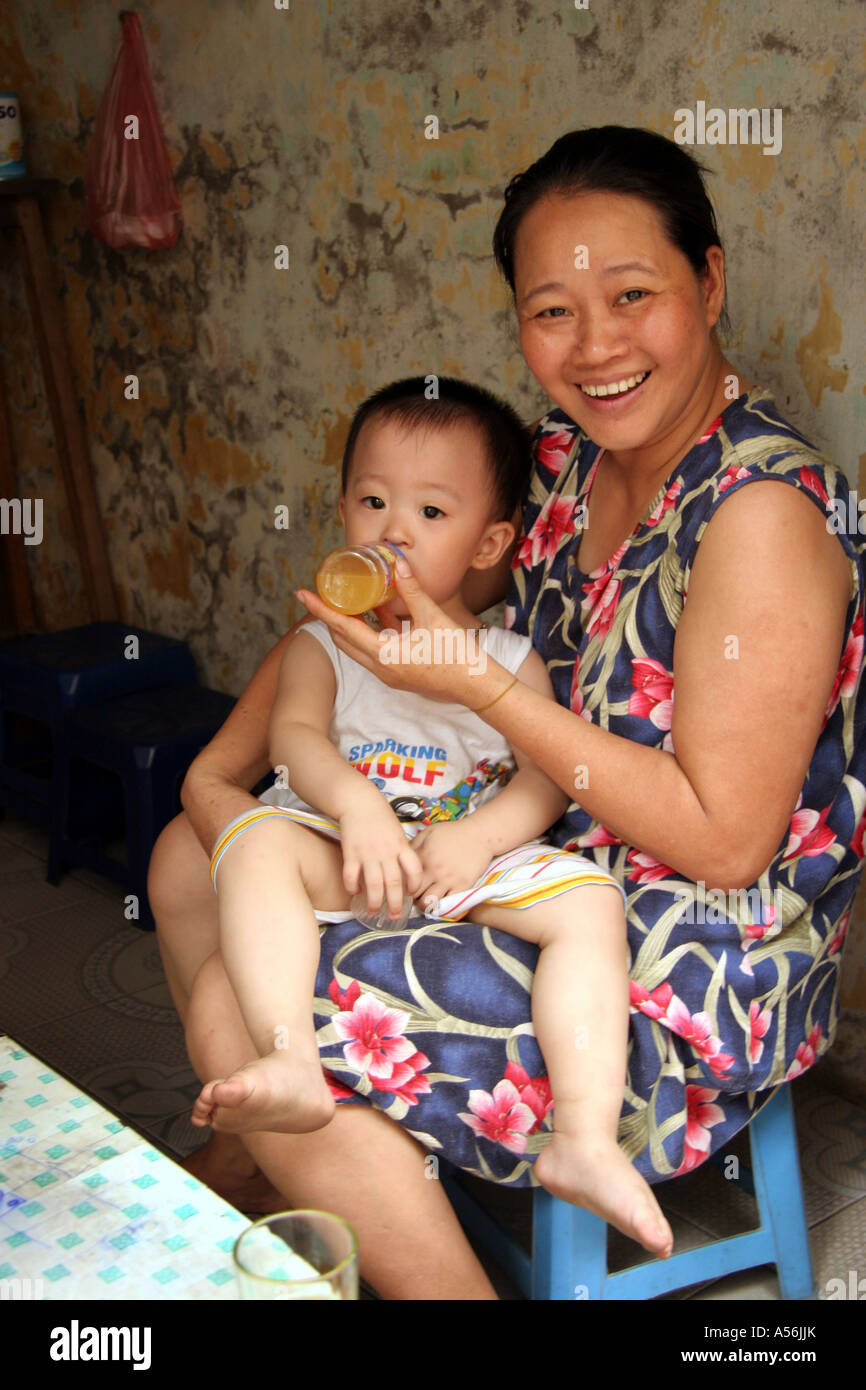Painet iy8684 vietnam madre bambino kid hanoi foto 2005 paese nazione in via di sviluppo meno sviluppati dal punto di vista economico la cultura Foto Stock