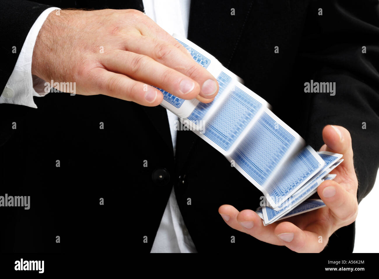 L'uomo shuffling mazzo di carte, close-up Foto Stock
