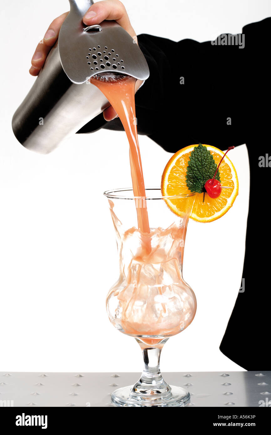 Mano cocktail di versatore in vetro, close-up Foto Stock