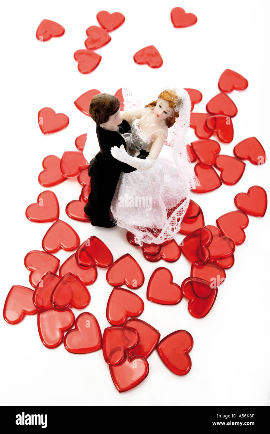 Coppie in viaggio di nozze figurine danzanti nel cuore rosso, vista in elevazione Foto Stock