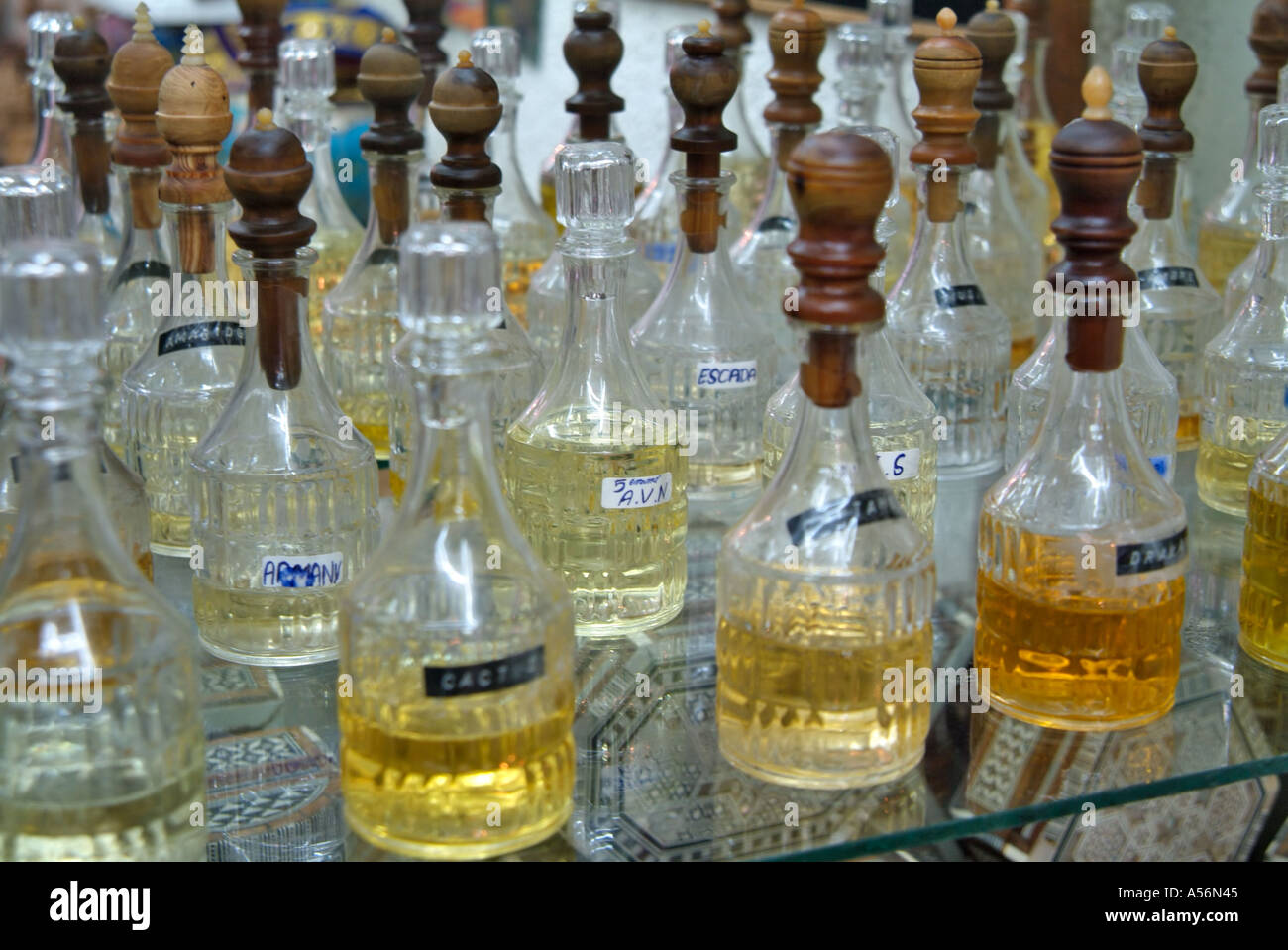 Profumo essance per la vendita, la Medina di Tunisi, Tunisia Foto Stock