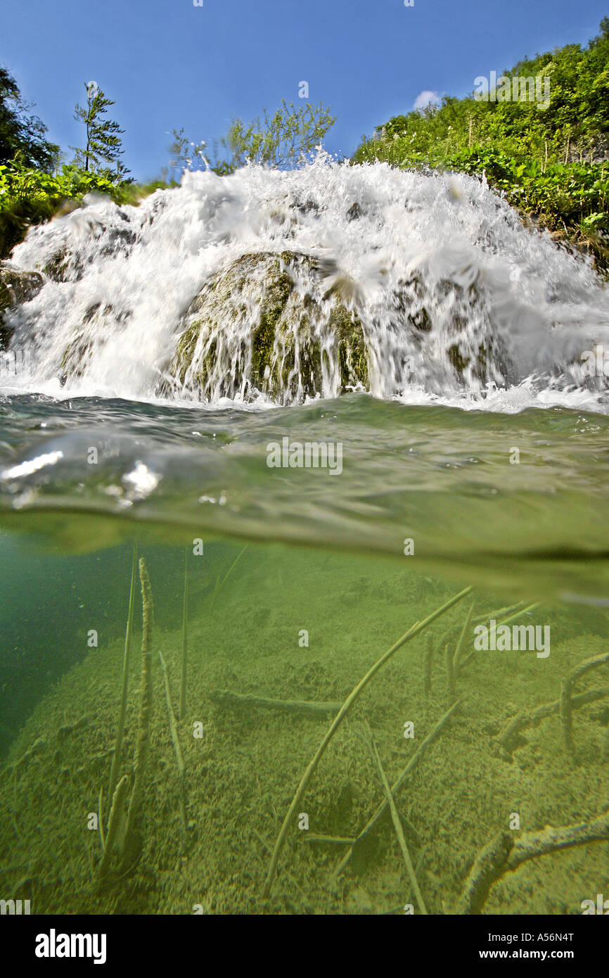 Ricco di ossigeno acqua direttamente ai piedi di una cascata il Parco Nazionale dei Laghi di Plitvice in Croazia Foto Stock