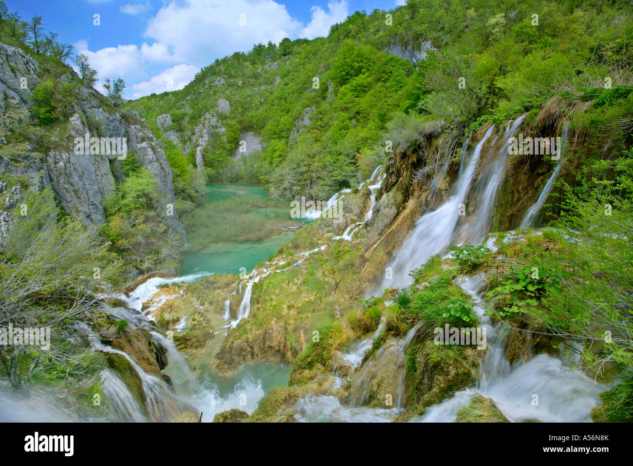 Visualizzare nel canyon intorno ai laghi inferiori il Parco Nazionale dei Laghi di Plitvice in Croazia Foto Stock