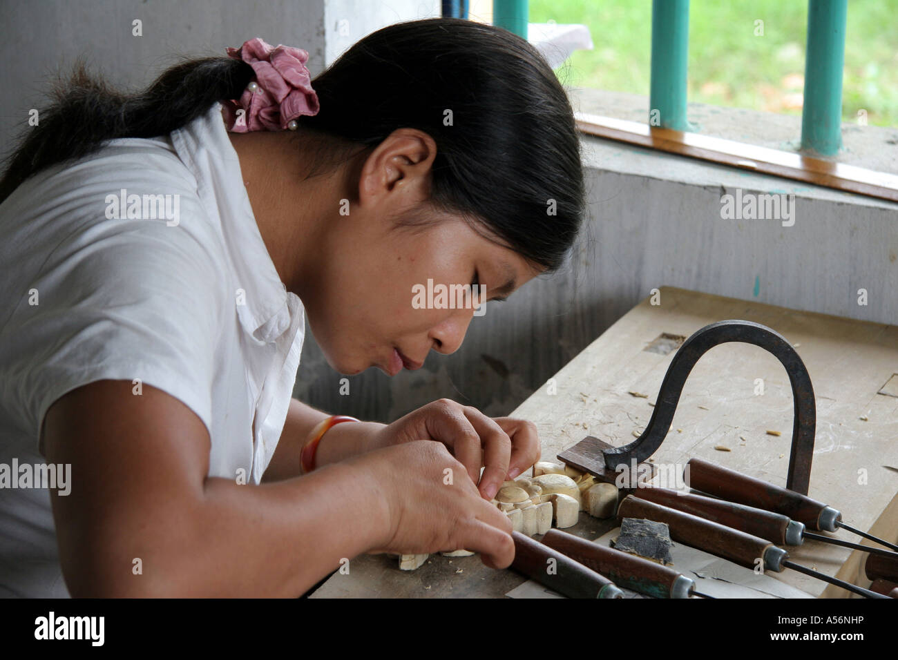 Painet iy8798 girl kid bambino vietnam apprendisti di apprendimento delle competenze di scultura Nam Dinh photo 2005 paese nazione in via di sviluppo Foto Stock