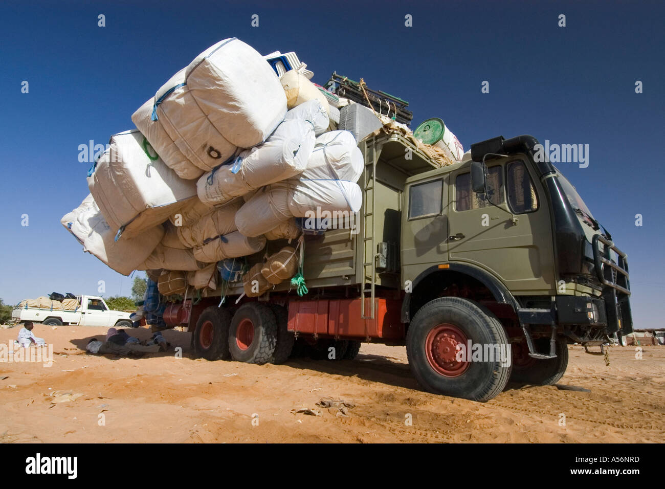 Totalmente sovraccaricato carrello all'oasi di Kufra, Kufrah, Al Kufrah Foto Stock