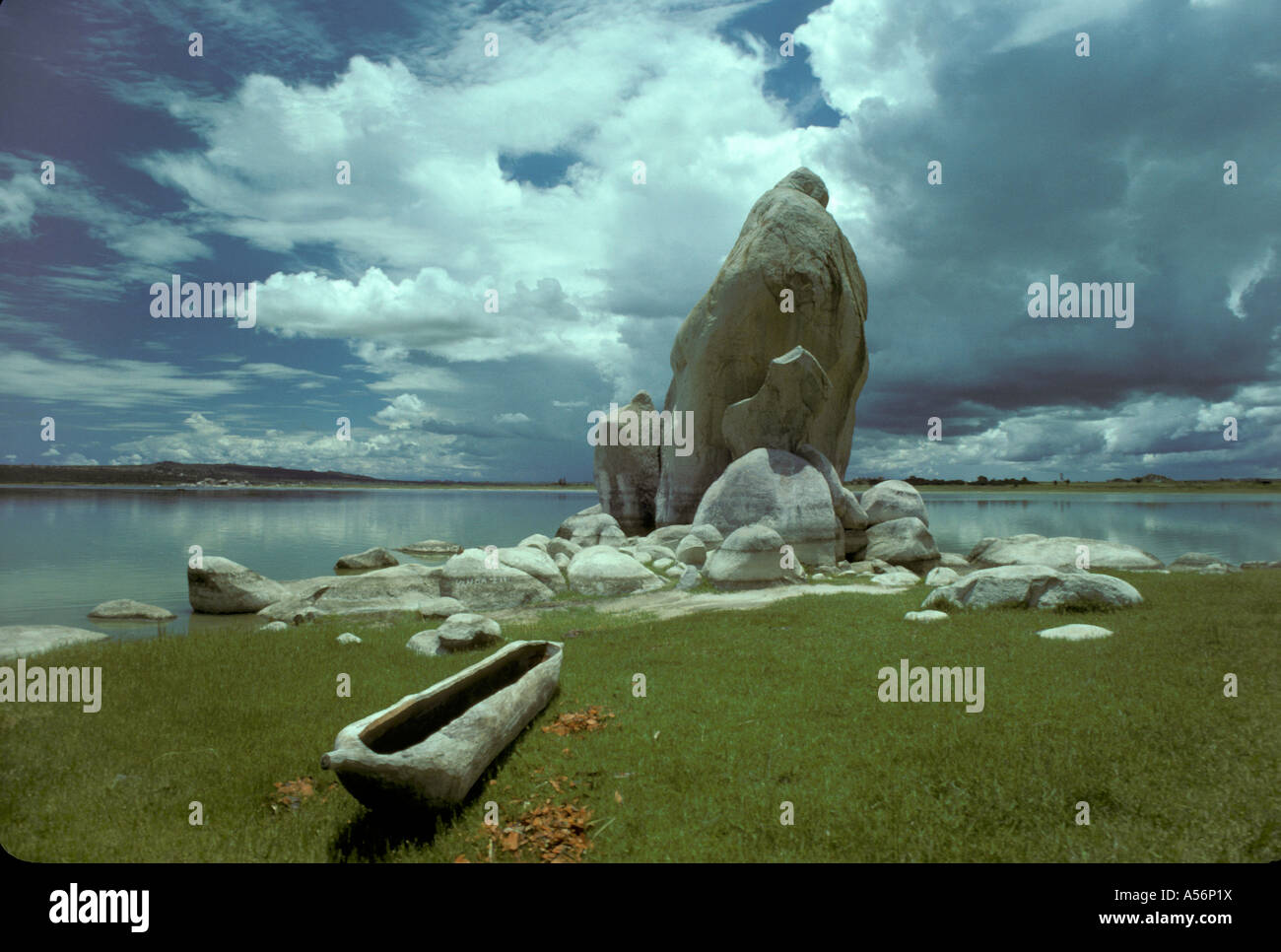 Painet iy8870 3919 tanzania lago singhida piroga pgoto paese nazione in via di sviluppo meno sviluppati dal punto di vista economico la cultura Foto Stock