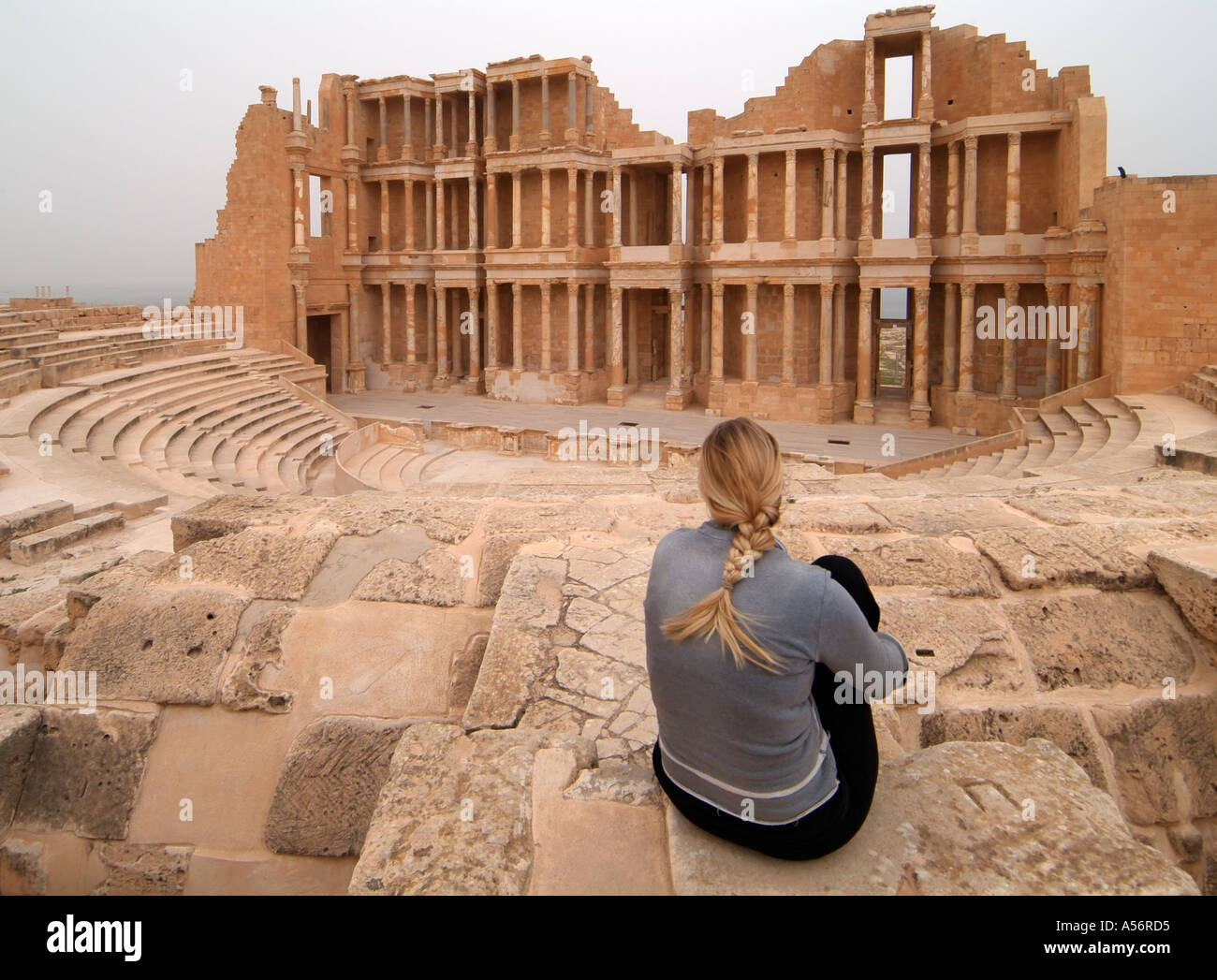 Turista che visita il teatro, Sabratha rovine romane, Libia Foto Stock