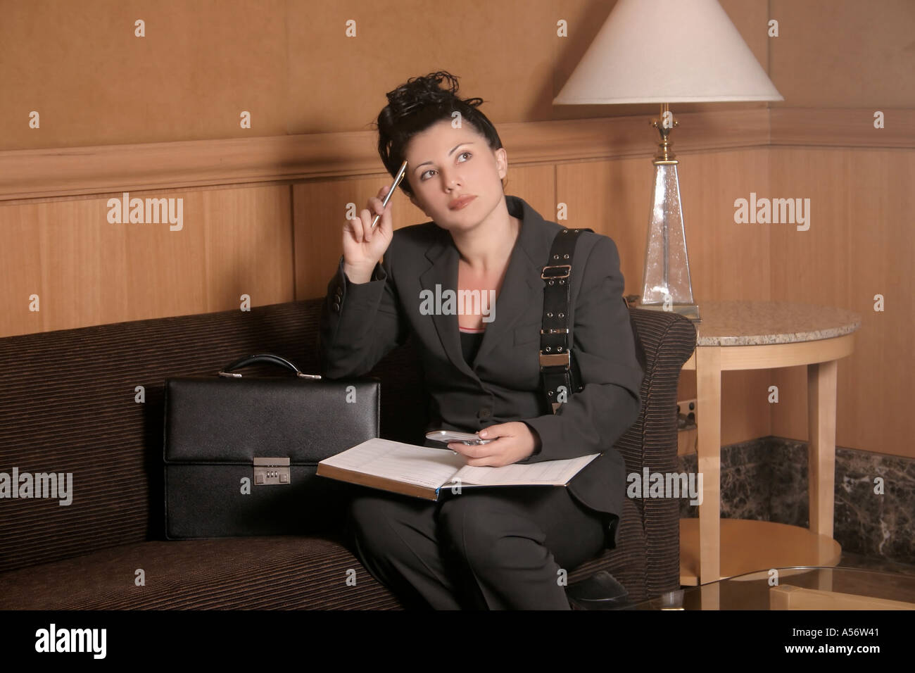 La donna nella sala di attesa o HALL HOTEL Foto Stock