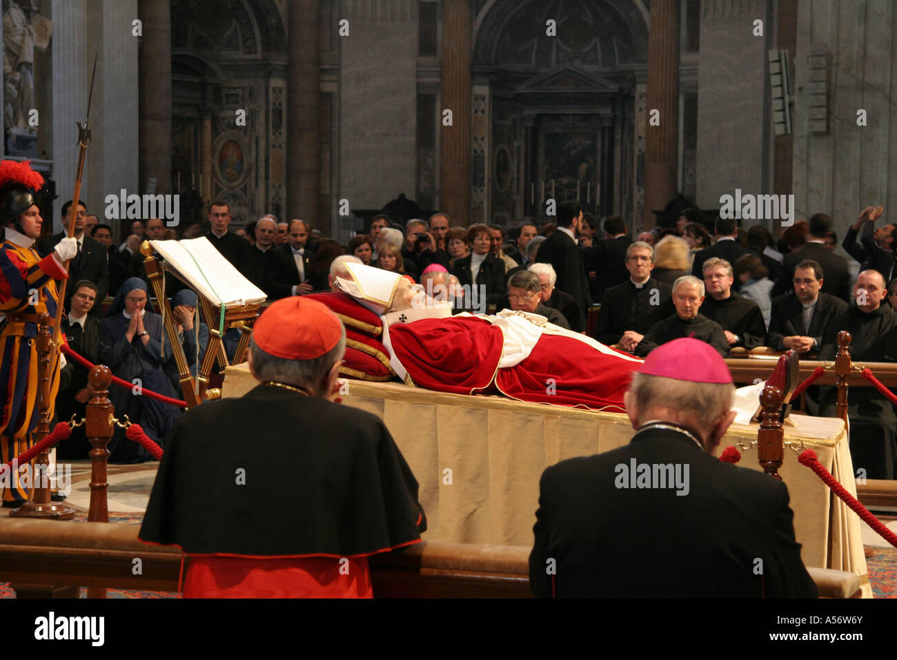 Ja0940 Italia funerali di papa giovanni paolo II vaticano Roma 8 aprile 2005 stato giacente all'interno della basilica foto cattolica cristianesimo Foto Stock