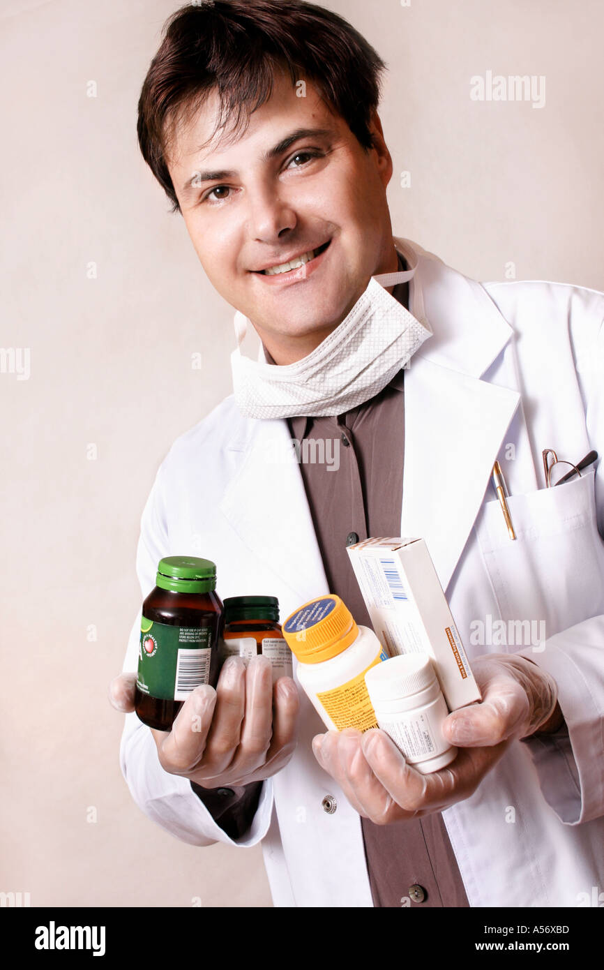 Medico in possesso di una vasta gamma di farmaci e supplementi Foto Stock
