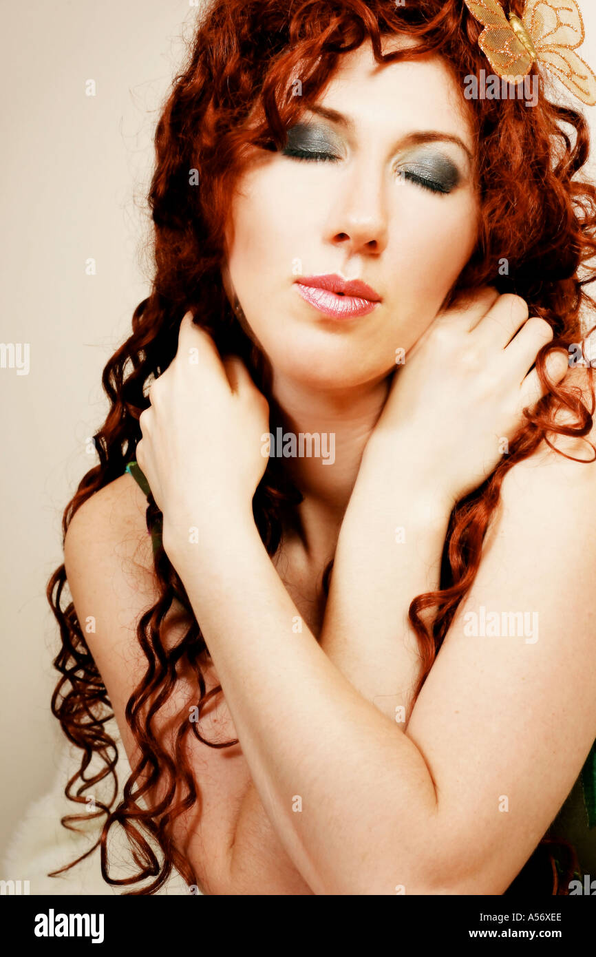 Donna con lunghe ciocche di capelli rossi aggiunto contrasto e soft focus trucco da Dior e Estee Lauder Foto Stock