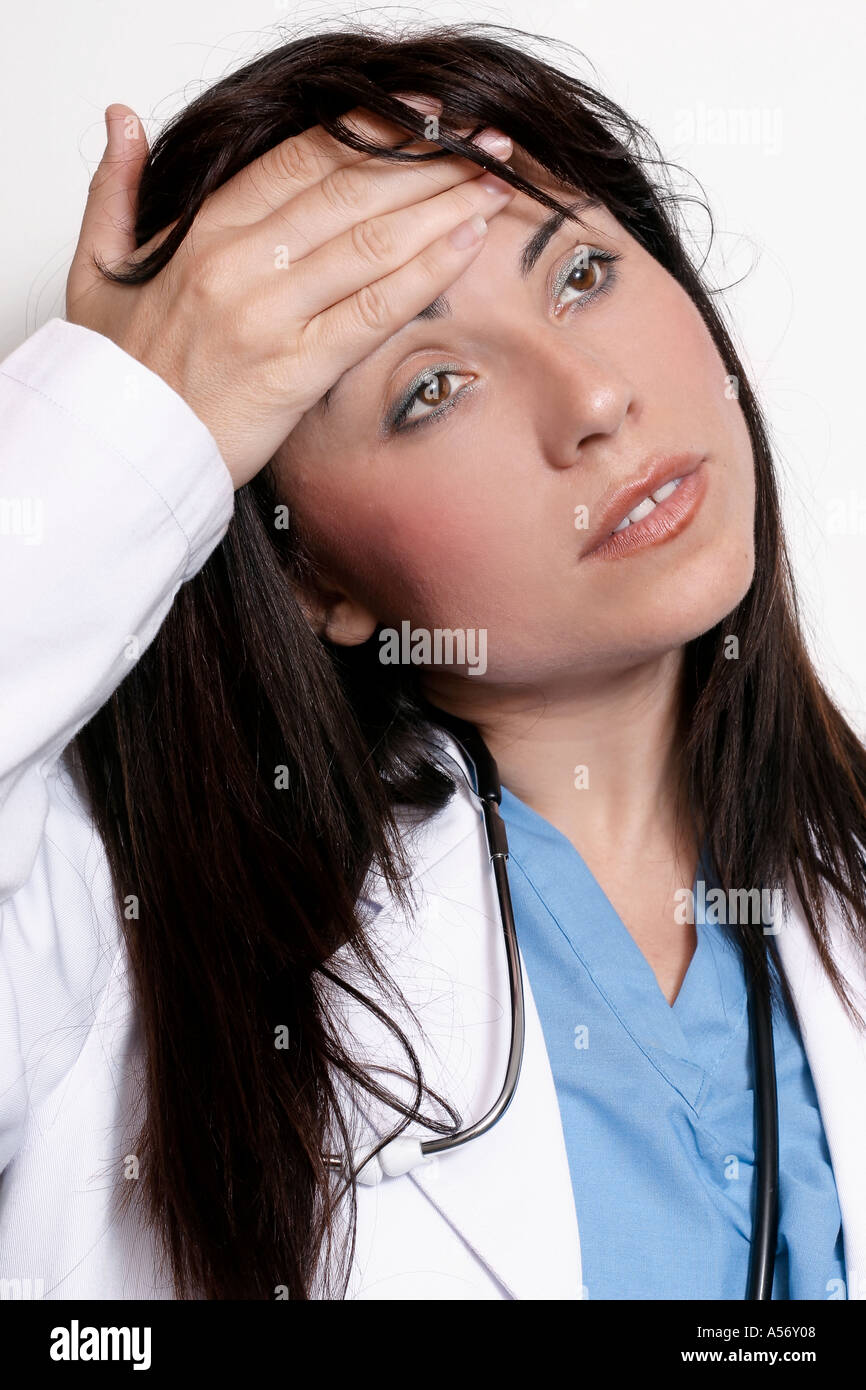 Stanco medico chirurgo infermiere lavoratore del settore sanitario Foto Stock