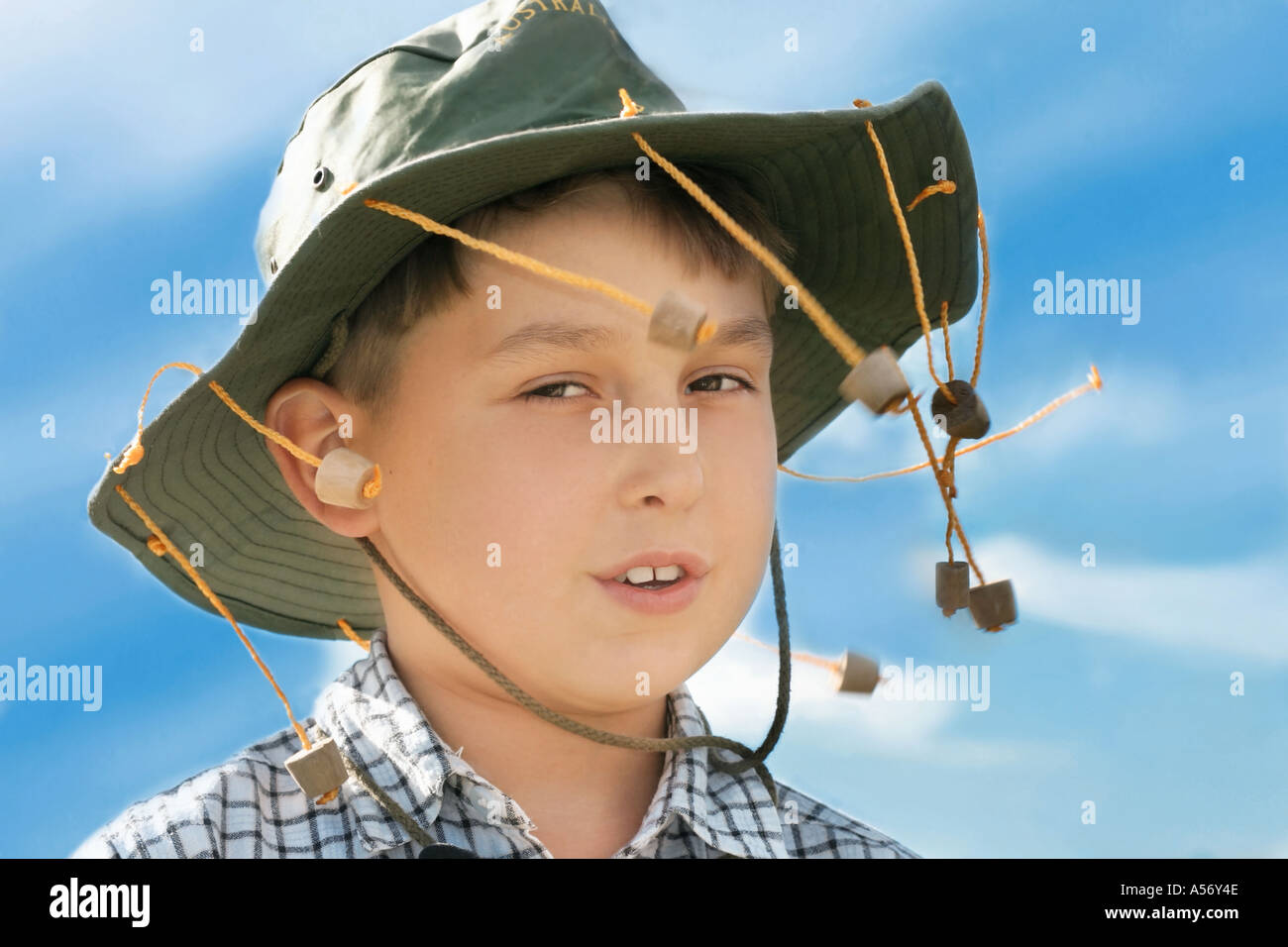 Aussie boy contro un cielo saturo Foto Stock