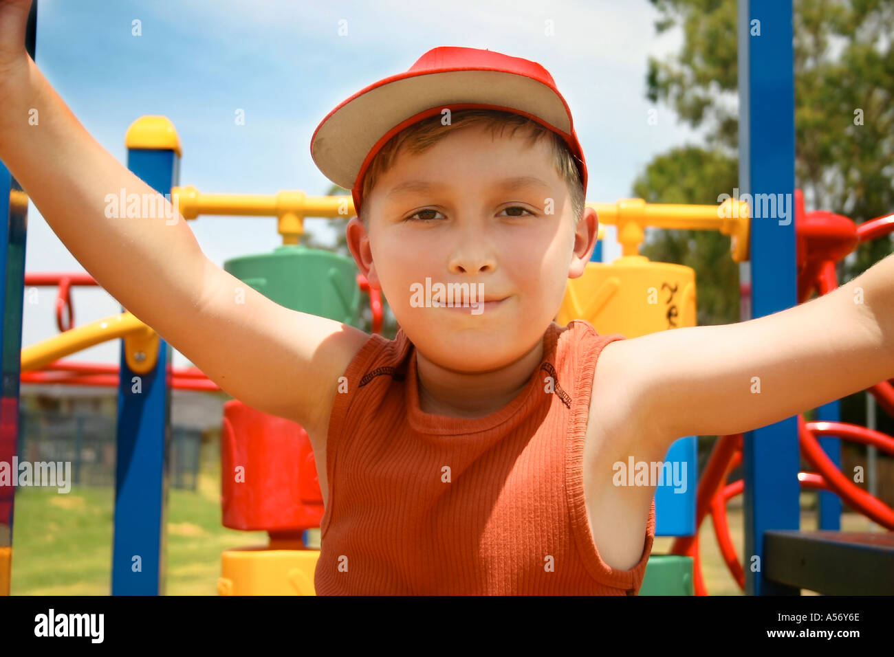 Bambini che giocano su colorato parco giochi attrezzato Foto Stock