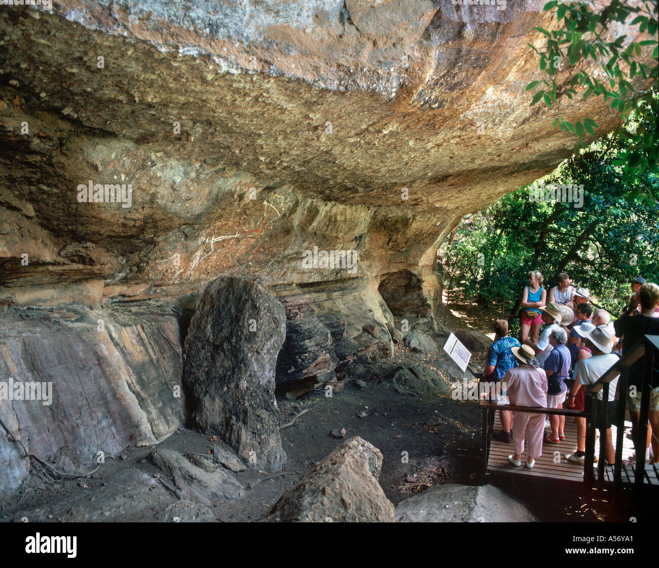 I turisti alla ricerca di pitture rupestri, Anbangang Gallery, Nourlangie Rock (Burrunggui), il Parco Nazionale Kakadu, Territorio del Nord, l'Australia Foto Stock