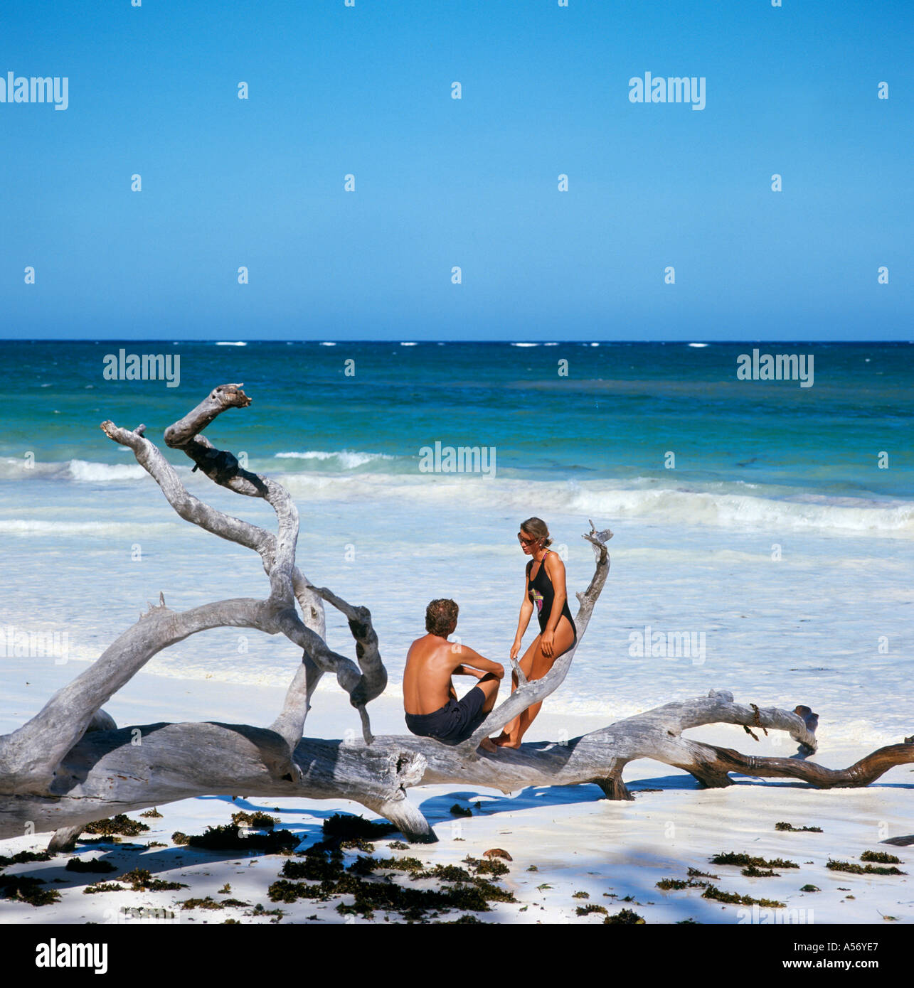 Coppia sulla spiaggia di Diani vicino a Mombasa, in Kenya, Africa orientale Foto Stock